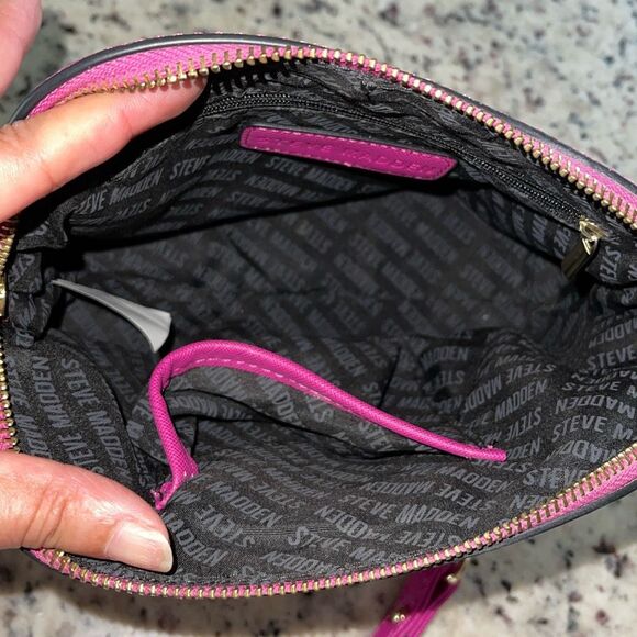 STEVE MADDEN CROSSBODY PURSE W/Gold accents Fuchsia 9”x 7.5”x 3.5” - Picture 5 of 6